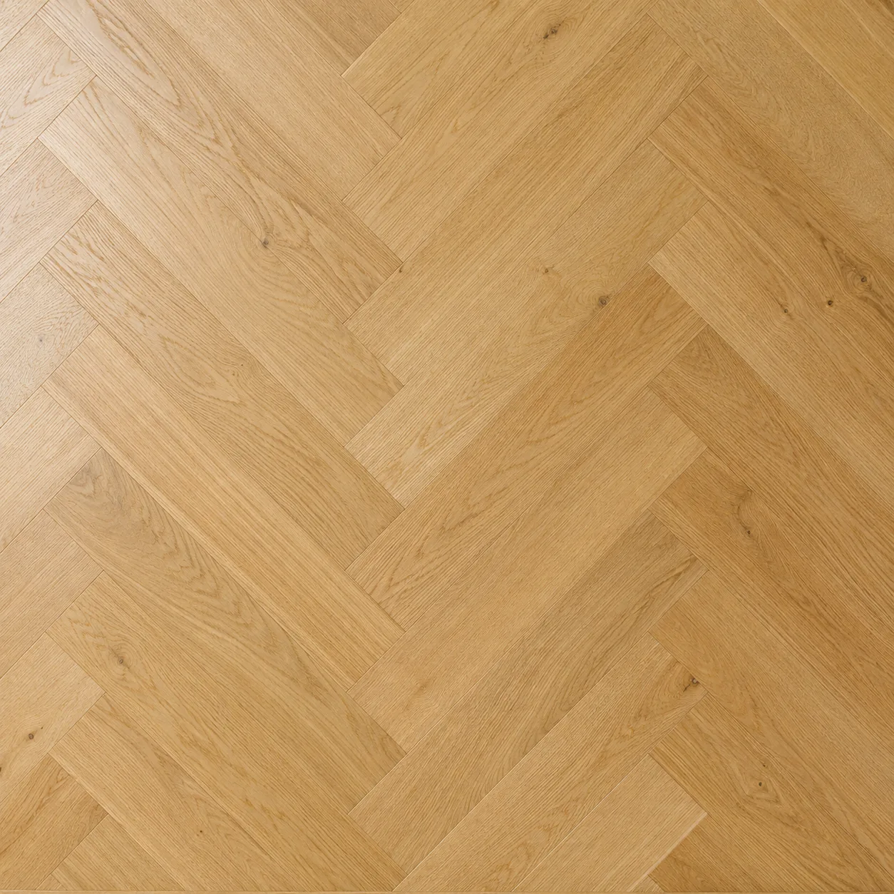 Natūralaus atspalvio šukuotas ąžuolo eglutės parketas, 150 mm