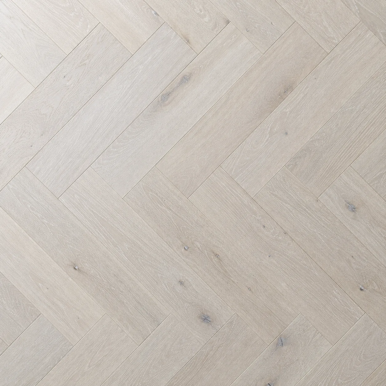 Balinto atspalvio šukuotas ąžuolo eglutės parketas, 90 mm | Oak Me Up
