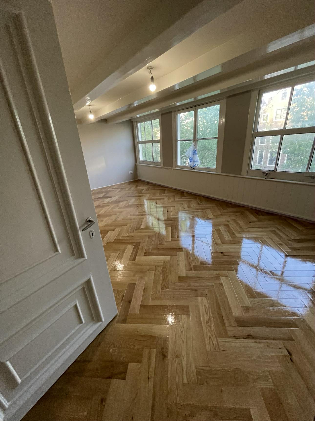 Ąžuolo eglutės grindys svetainėje